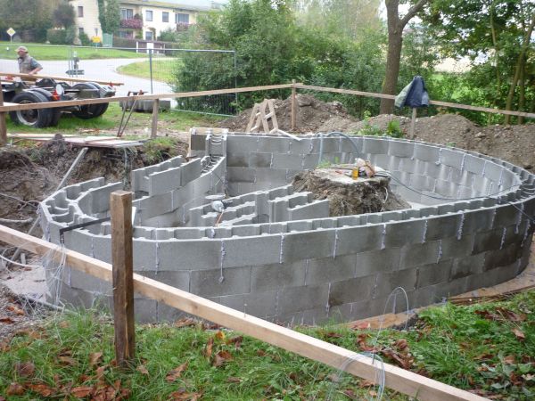 02-03-5_Fundament 2, 600px Der Fundamentrahmen kurz vor dem Ausgiessen mit Beton.