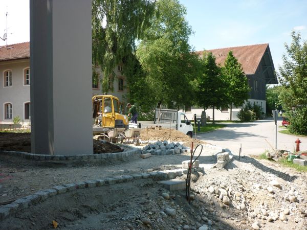 02-11-4 Außenanlagen4, 600px Vorbereiten der Wege