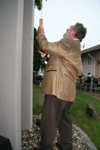 02-13-7 Einw Rottmoos7, 600px Roman Müller vom Förderverein läutet die Glocke zum Beginn der Einweihungsmesse.