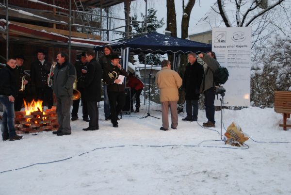 2 Richtfest2, 600px Es war eiskalt. Die Musiker wärmen die eingefrorenen Instrumente auf.