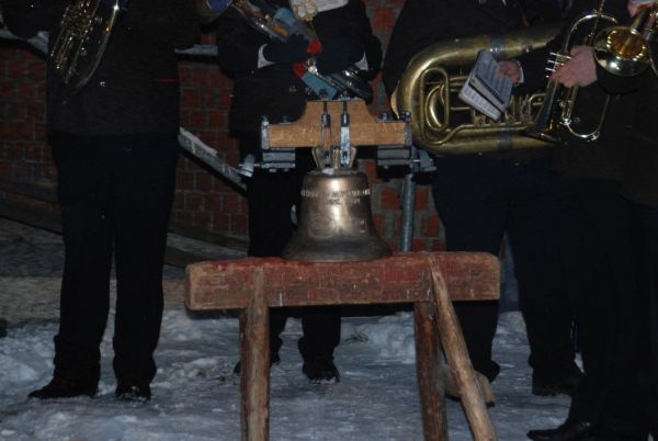 7 Richtfest7, 600px Die Glocke ist bereit für den Glockenturm.