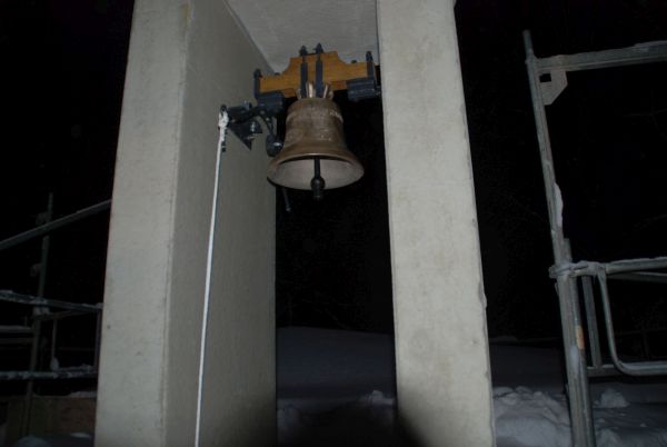 8 Richtfest8, 600px Die Glocke hängt im Turm.